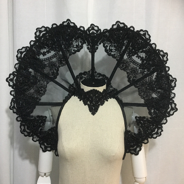 ORNATED HEART SHAPED COLLAR