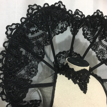 ORNATED HEART SHAPED COLLAR