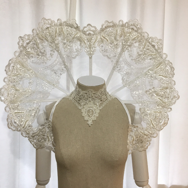 ORNATED HEART SHAPED COLLAR