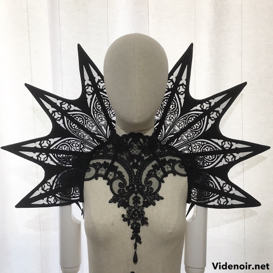POINTED CATHEDRAL SHOULDER PIECE