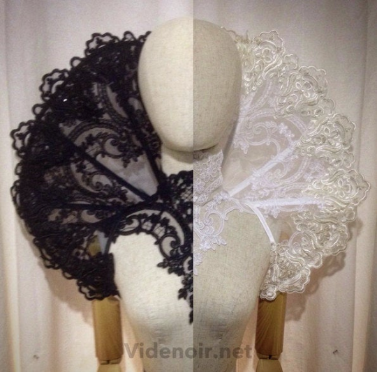 ROUND LACE TRIMMED ELIZABETHAN COLLAR