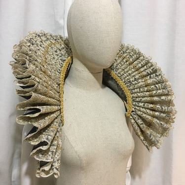 BAROQUE RUFFLED SHOULDER PIECE / LARGE